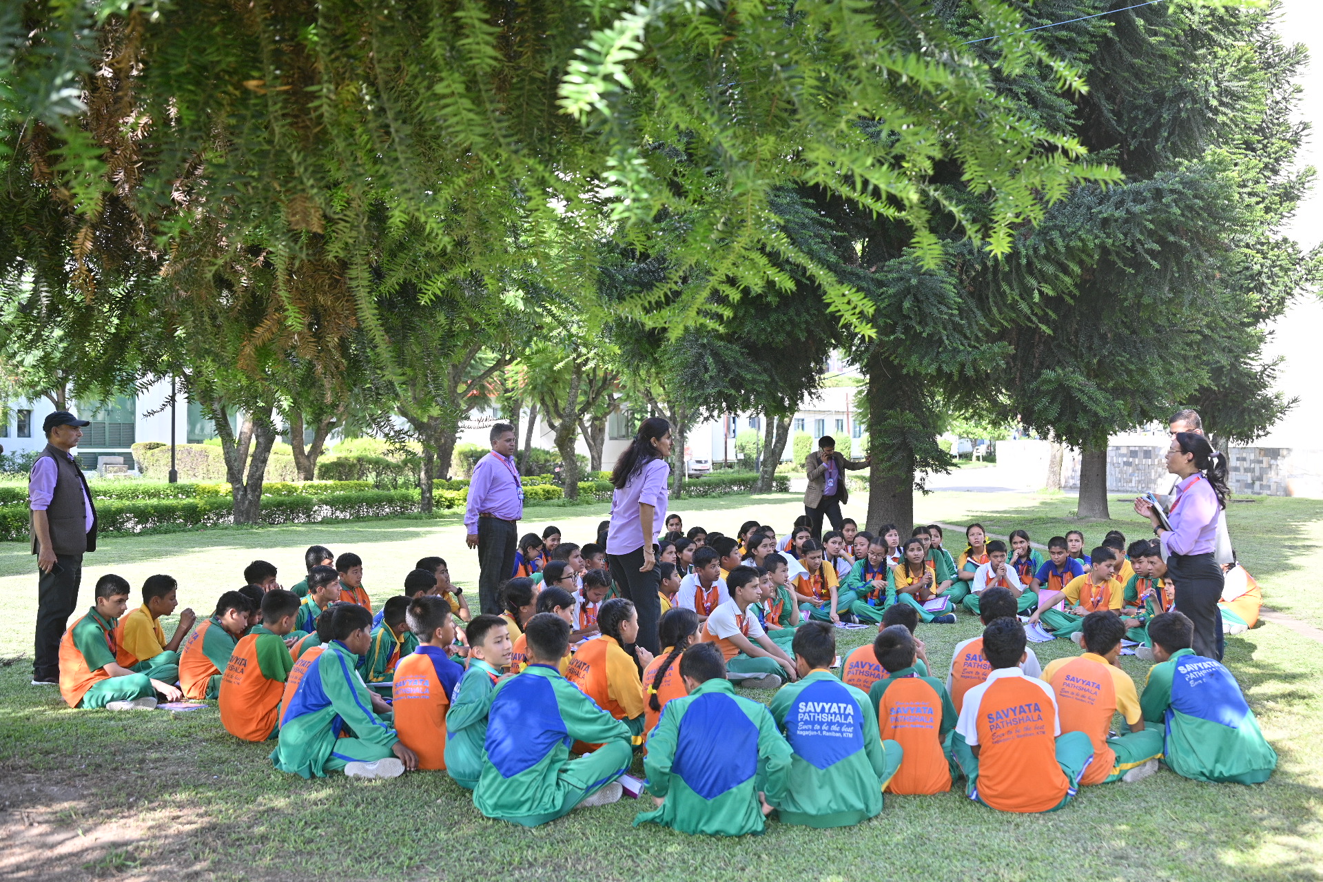 जब विद्यार्थीहरूले संसद भवन परिसरको चौरमा सांसदसँग सवाल-जवाफ गर्न थाले (फोटो फिचर)